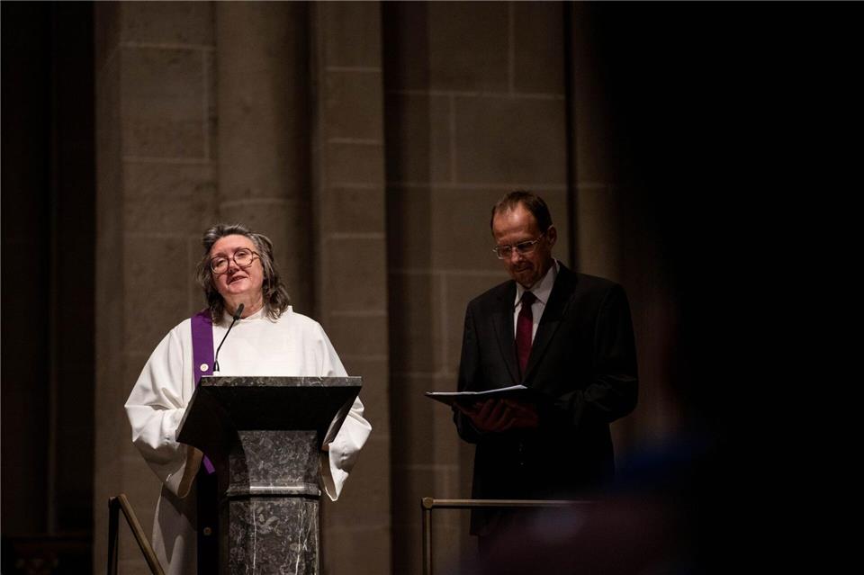 Gemeindereferentin Elvira Neumann und Pastor Gerald Kunde wollen mit der Zeremonie ein Zeichen der Mitmenschlichkeit setzen. Fabian Strauch/dpa