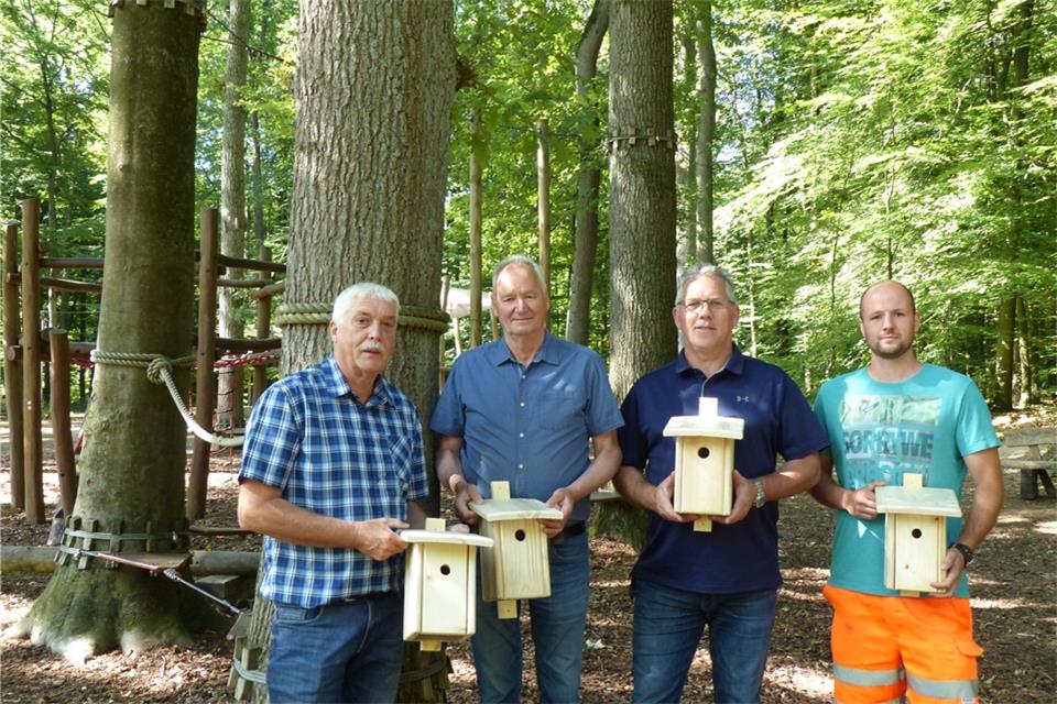 Gemeinsam brachten Hans Brune und Fritz Pelikan vom Heimatverein Raesfeld sowie Bernhard Kösters und Christoph Nattefort von der Gemeinde Raesfeld (von links) im Sommer bereits die ersten Nistkästen an.