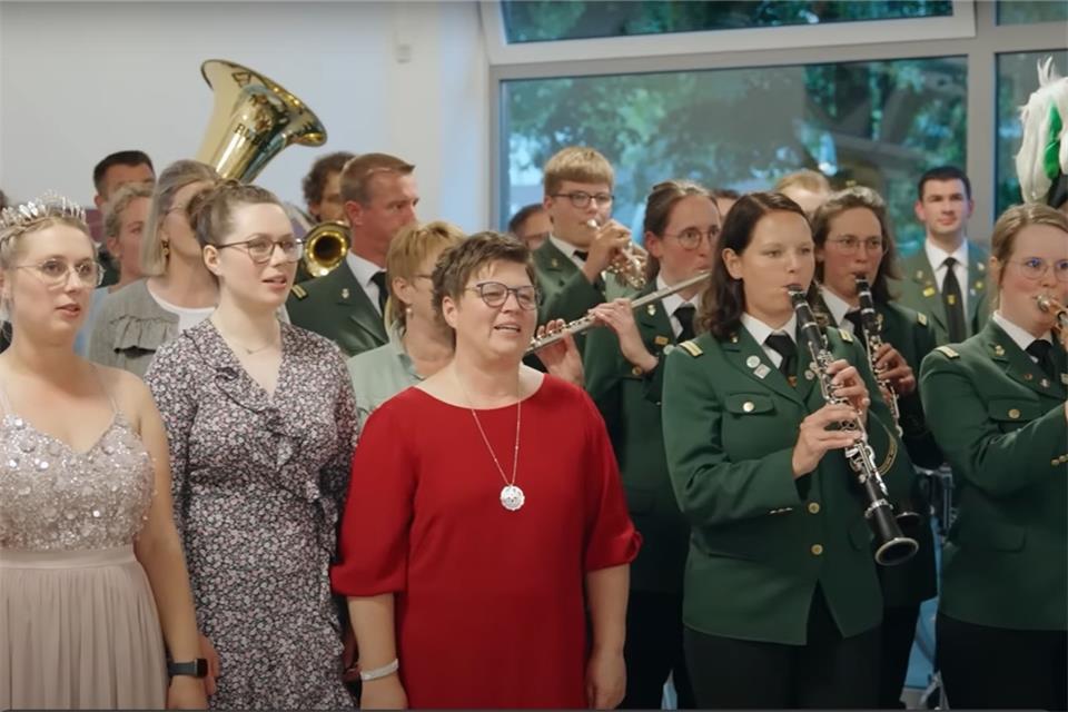 Gemeinsam fürs große Jubiläum: In der Weseker Mensa nahmen zahlreiche Schützen zusammen ein Lied auf, allen voran das amtierende Königspaar Frauke Decking und Maximilian Rottstegge. Getextet hat den den im Netz abrufbaren Song Reinhold Heisterkamp.