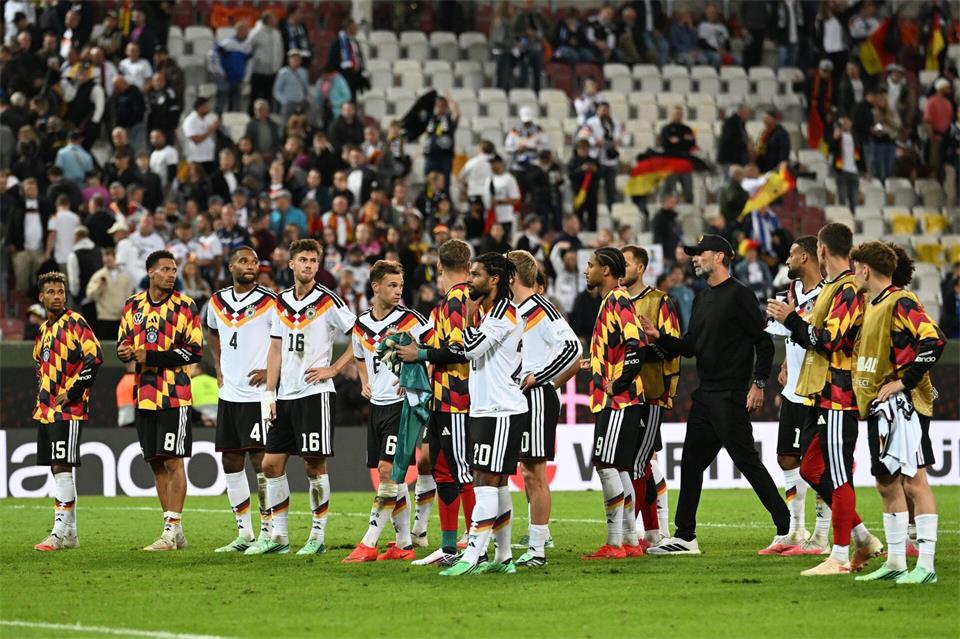 Gemeinsam gingen die Nationalspieler mit dem Bundestrainer in die Fankurve. Federico Gambarini/dpa
