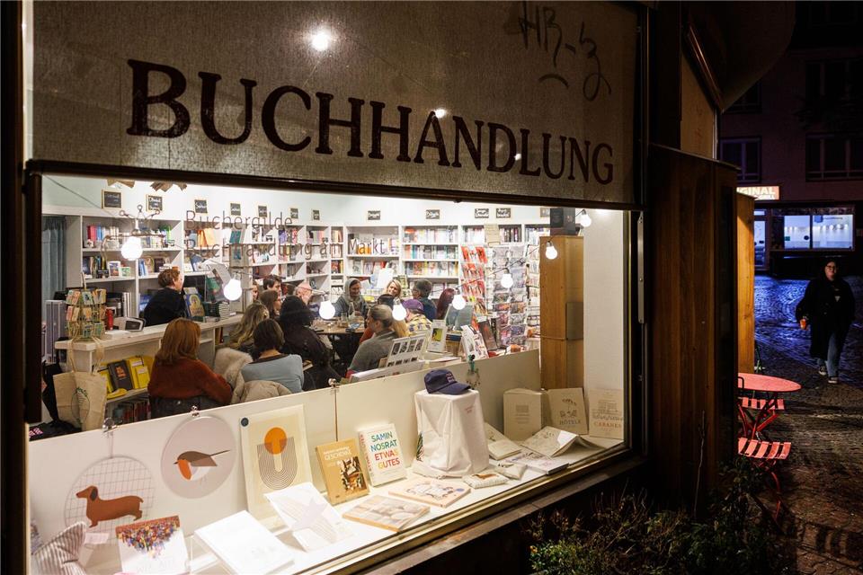 Gemeinsam in Stille lesen - das ist das Konzept des „Silent Book Clubs“ in Darmstadt.Hannes P. Albert/dpa