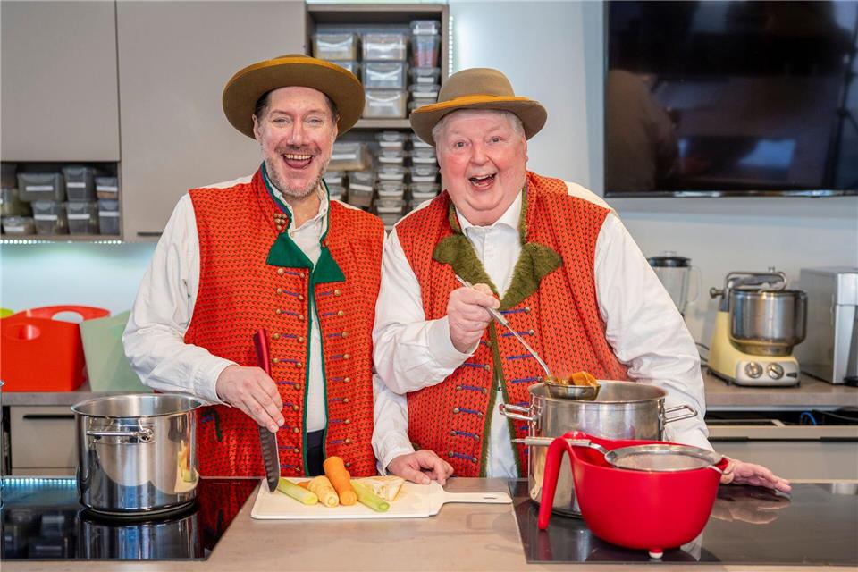 Gemeinsam kochen und singen - in Frankfurt gab das Duo aus dem „Wildecker Herzbuben“ Wolfgang Schwalm und dem Fernsehkoch Mirko Reeh eine Kostprobe. Andreas Arnold/dpa