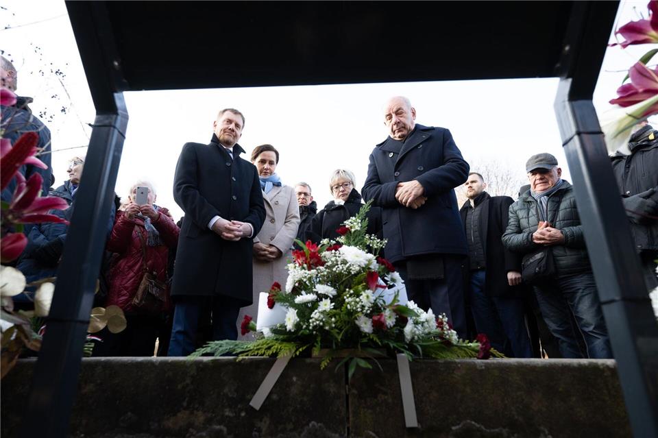 Gemeinsam legten Sachsens Ministerpräsident Kretschmer (CDU, l) und Ungarns Staatspräsident Tamás Sulyok in Pirna einen Kranz zum Gedenken an die Vertreibung der Ungarndeutschen vor 80 Jahren nieder. Sebastian Kahnert/dpa