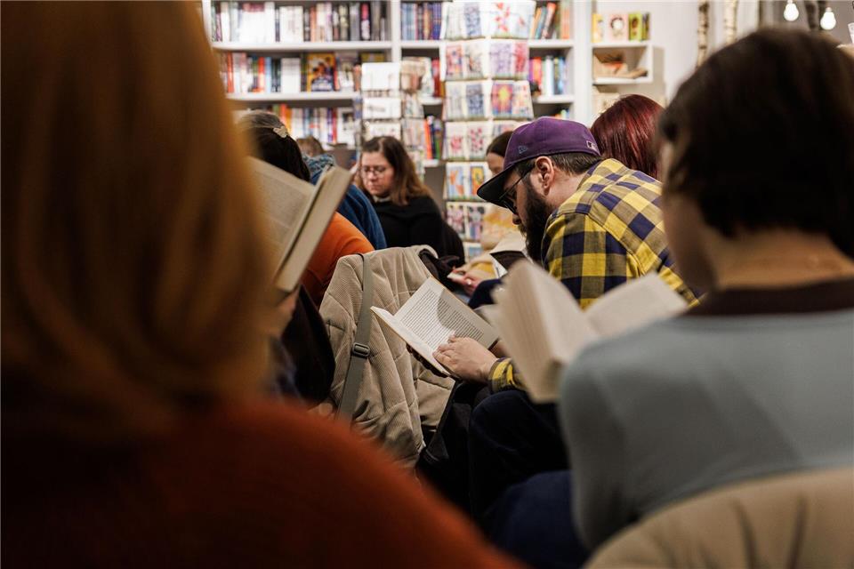 Gemeinsam lesen in Stille - das ist das Konzept des „Silent Book Clubs“. Hannes P. Albert/dpa
