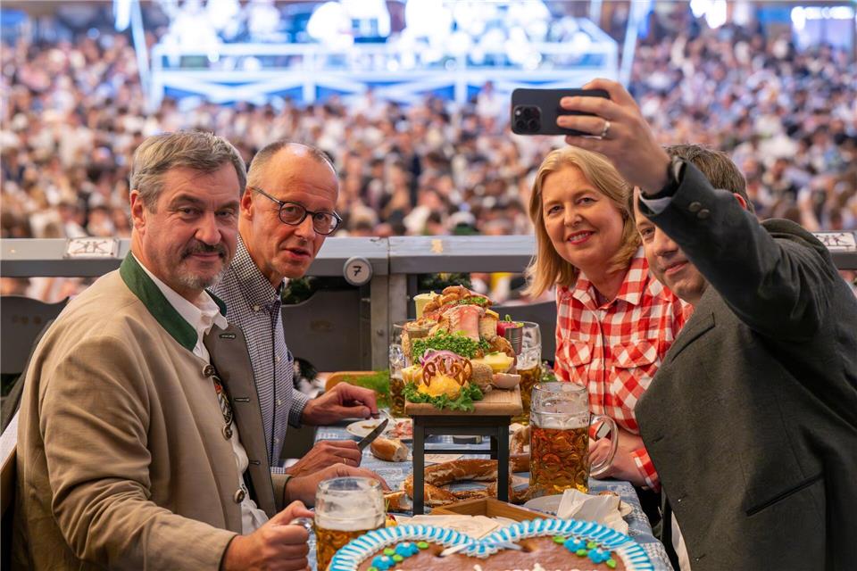 Gemeinsam mit CSU-Chef Markus Söder und den SPD-Parteivorsitzenden Bärbel Bas und Lars Klingbeil kam Merz ins Schottenhamel-Festzelt.Peter Kneffel/dpa