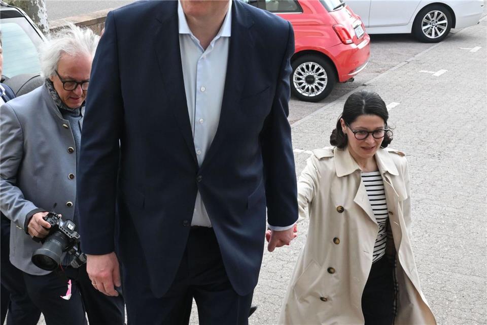 Gemeinsam mit Ehefrau Barbara geht Schweitzer zur StimmabgabeUli Deck/dpa