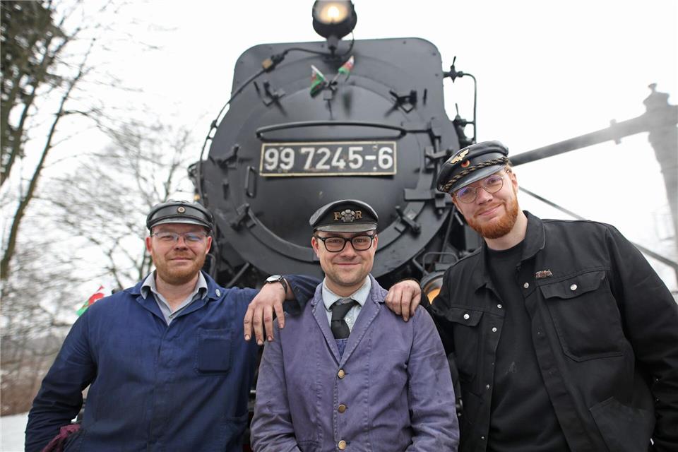 Gemeinsam mit HSB-Heizer Moritz Helmold steht Lovegrove auf dem Führerstand der DampflokMatthias Bein/dpa