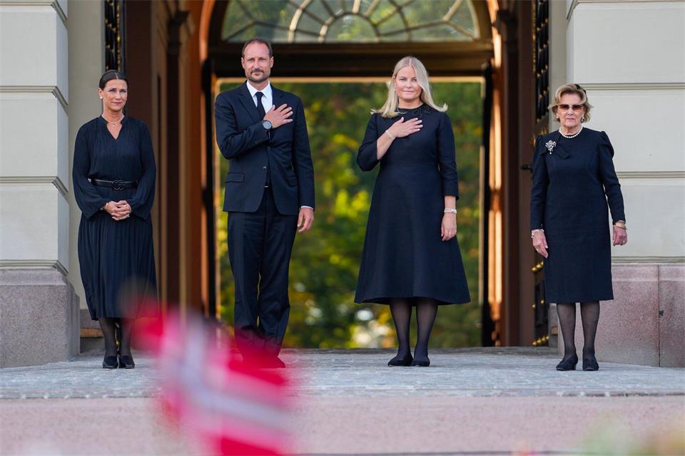 Gemeinsam mit Haakons Schwester Prinzessin Märtha Louise (links) und Haralds Witwe Königin Sonja (rechts) hatte sich das Königspaar am Montag auf dem Schlossplatz dem Volk gezeigt. Sonja ist nach dem Tod ihres Mannes das beliebteste Mitglied der Königsfamilie. Javad Parsa/NTB/dpa