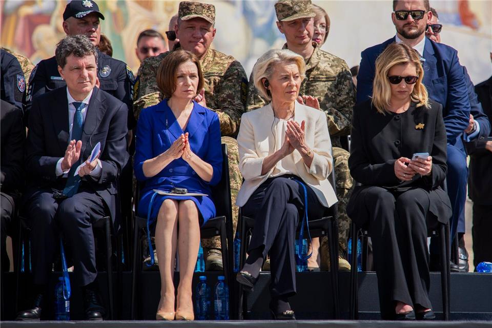 Gemeinsam mit Staats- und Regierungschefs aus Ländern wie Rumänien und Moldau reiste EU-Kommissionspräsidentin Ursula von der Leyen (2.v.r) am Mittwoch nach Kiew. (Archivbild) Dan Bashakov/AP/dpa