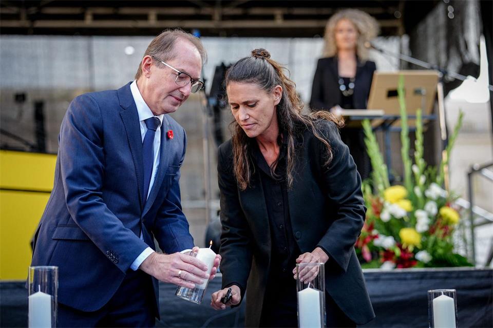 Gemeinsam mit anderen Teilnehmern zündete Dobrindt Kerzen im Gedenken an den 7. Oktober an.Kay Nietfeld/dpa