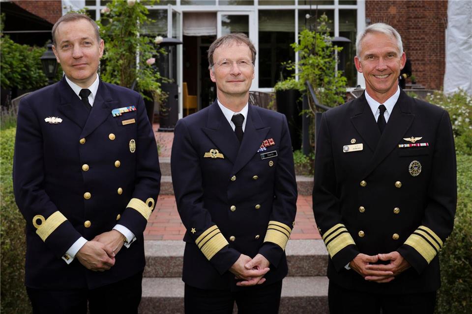 Gemeinsam mit dem schwedischen Flottillenadmiral Jonas Hard af Segerstad (links) und dem amerikanische Vizeadmiral Jeffrey T. Anderson spricht er auch über das Großmanöver Baltops.Frank Molter/dpa