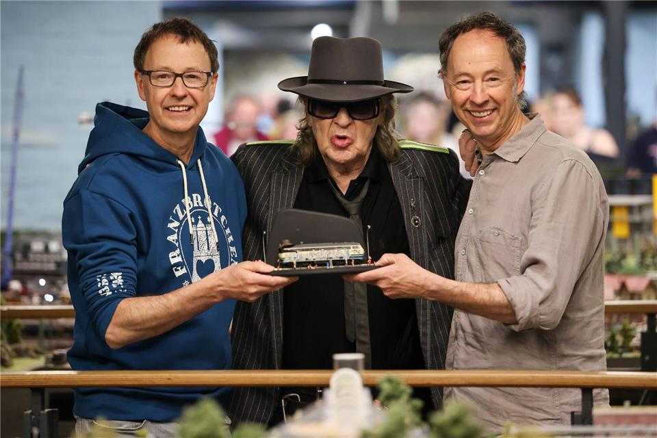 Gemeinsam mit den Wunderland-Gründern Frederik (links) und Gerrit Braun eröffnete Lindenberg den ZugChristian Charisius/dpa