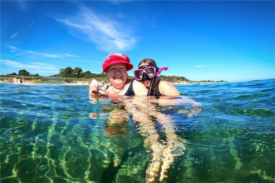 Gemeinsam mit der Enkelin baden gehen: Auch wenn die Oma davon träumt, kann es sein, dass ein gemeinsamer Urlaub mit der jungen Familie gerade nicht passt. Mascha Brichta/dpa-tmn