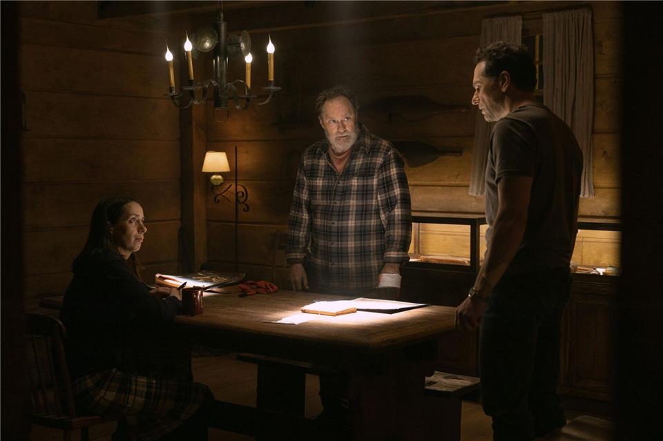 Gemeinsam mit seiner Assistentin Patricia (Kate O’Flynn) und dem abergläubischen Fischermann Wyck (Stephen Root) kommt Bürgermeister Tom den Geheimnissen der Insel auf die Schliche.---/Apple TV/dpa