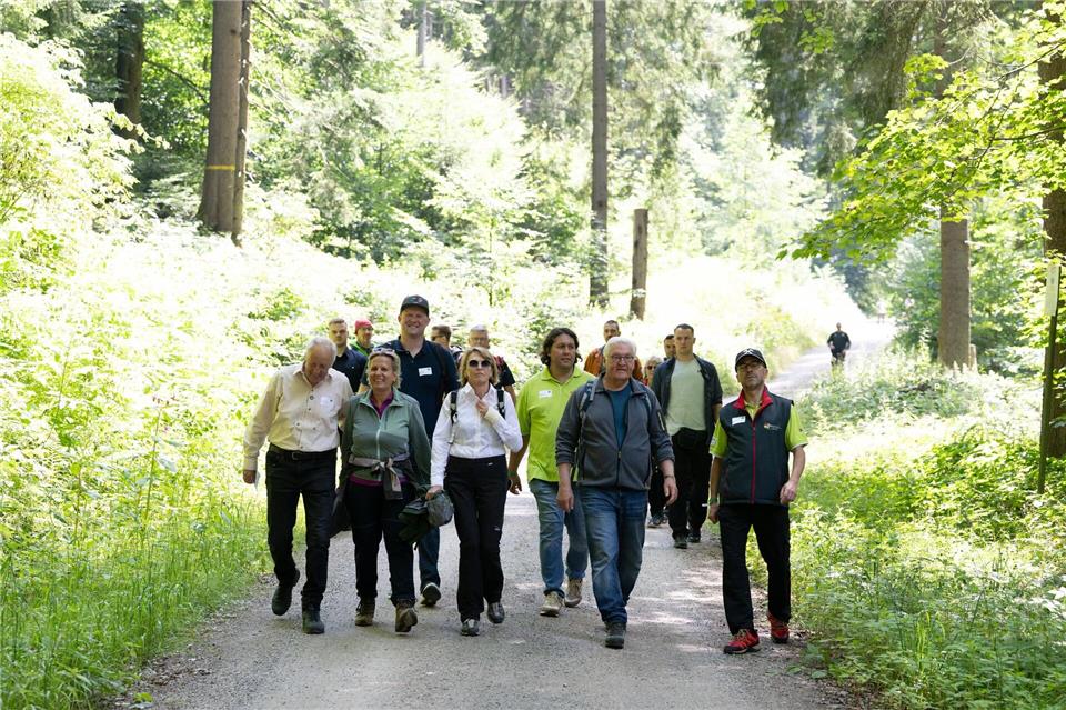 Gemeinsam mit seiner Frau Elke Büdenbender wandete Bundespräsident Frank-Walter Steinmeier in der Gegend von Eibenstock im Westerzgebirge. Sebastian Kahnert/dpa