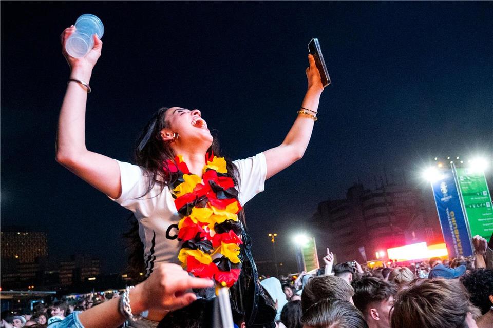 Gemeinsam mitfiebern und feiern bis in die Morgenstunden - das wird für viele Fans auch bei der diesjährigen Fußball-WM auf dem Plan stehen. (Archivbild)Daniel Bockwoldt/dpa