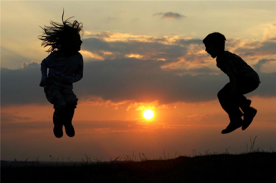 Gemeinsam spielen - sich fremden Kindern kann das anfangs schwerfallen. (Symbolbild)Arno Burgi/dpa-Zentralbild/dpa