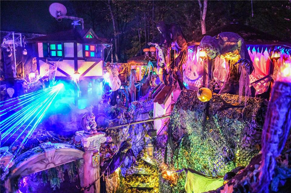 Halloween mit Herz - Familie König lädt zum Gruseln ein  Gemeinsam stark fürs Gruseln: Wolfram und Kim König stecken monatelang Arbeit und rund 2.500 Euro pro Jahr in ihr Halloween-Projekt.Jason Tschepljakow/dpa