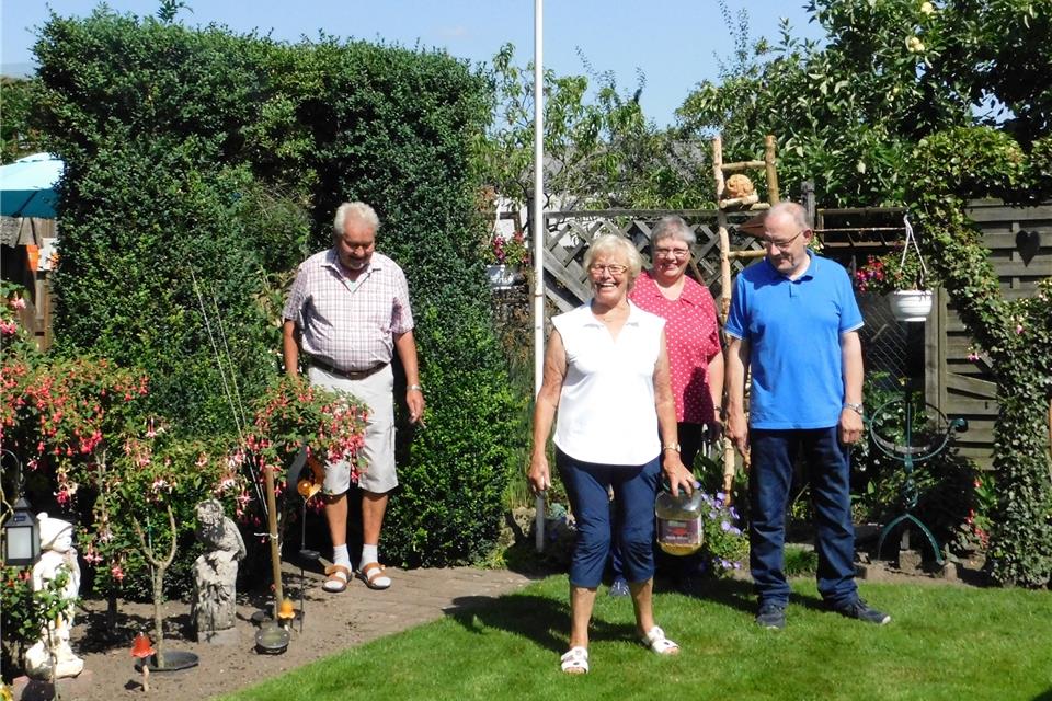 Gemeinsam starten Richard und Margret Eißing mit ihren Nachbarn Günter und Hedwig Büsken (von links) in den Tag des offenen Gartens.