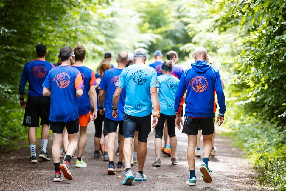 Gemeinsam statt allein: Fynn Thome trainiert mit Läuferinnen und Läufern der LTF Theeltal für die Wettbewerbe der Special Olympics.Laszlo Pinter/dpa/Laszlo Pinter