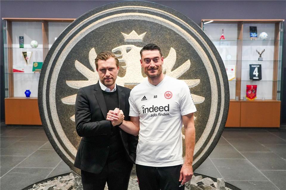 Gemeinsam zum Erfolg? Sportvorstand Markus Krösche (l) mit dem neuen Trainer Albert Riera.Marc Schüler/dpa