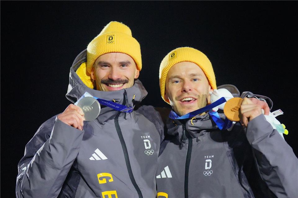 Gemeinsame Freude ist doppelte Freude: Axel Jungk (l) und Christopher Grotheer.Michael Kappeler/dpa