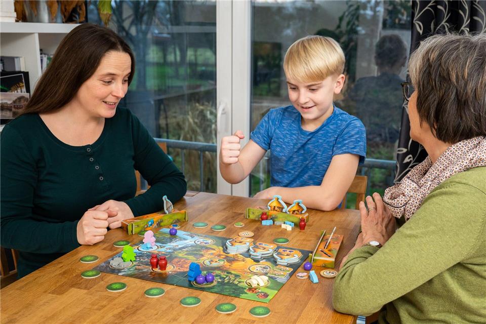 Gemeinsame Spieleabende werden von Gesundheitsexperten als Alternative zur Bildschirmzeit genannt.picture alliance / dpa-tmn
