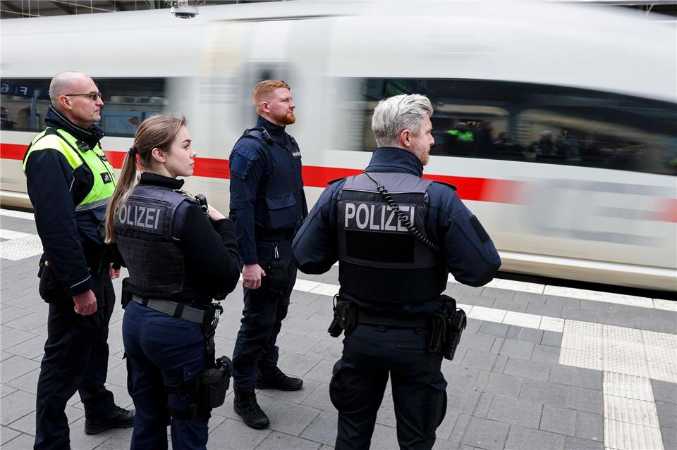 Gemeinsame Streife von Bundes- und Landespolizei, Ordnungsamt und Bahn am Hauptbahnhof Halle.Jan Woitas/dpa