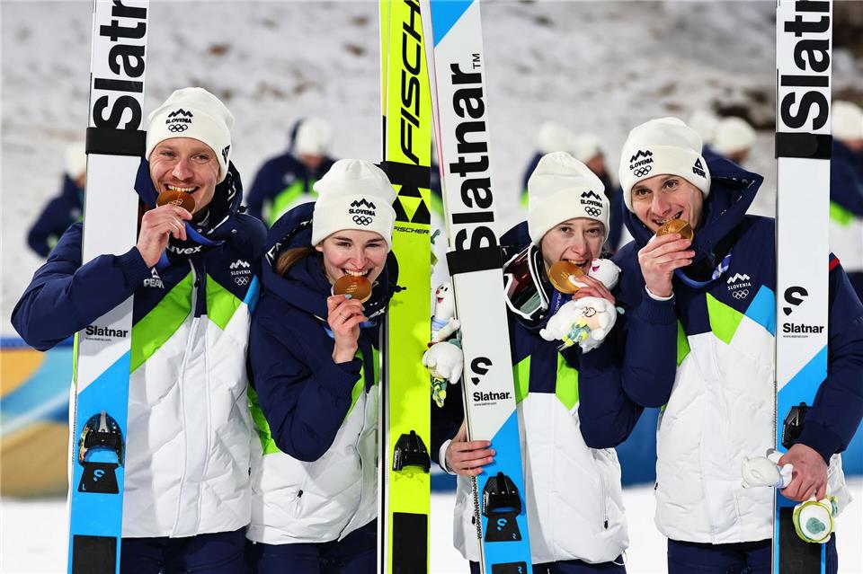 Gemeinsamer Jubel: Nika Prevc (2.v.r) und ihr Bruder Domen (r) freuen sich über den Familienerfolg.Daniel Karmann/dpa