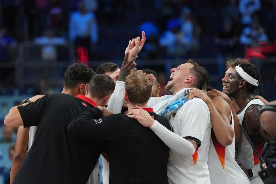 „Sind nicht fertig“: Schröder führt Deutschland ins Finale Gemeinsamer Jubel der Basketballer nach dem Finaleinzug.Sergei Grits/AP/dpa