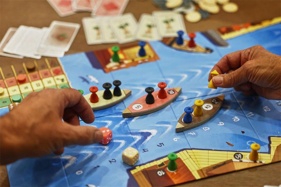 Gemeinsames Agieren ist bei analogen Spielen gefragt.  Oliver Berg/dpa