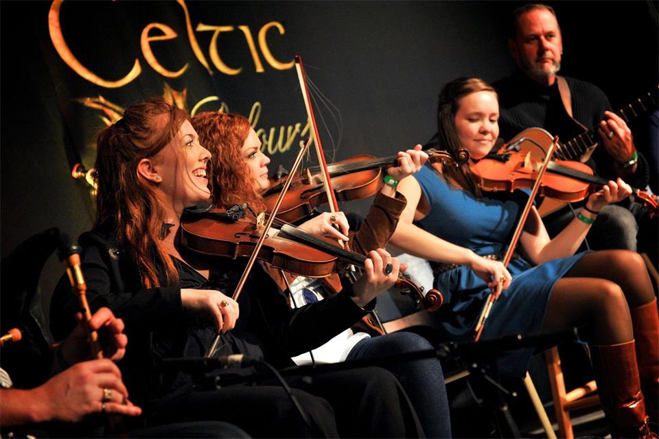 Gemeinsames Fiddling: Geigenspiel beim Celtic Colours International Festival auf Cape Breton Island.Neil Gascoyne/Destination Cape Breton Association/dpa-tmn