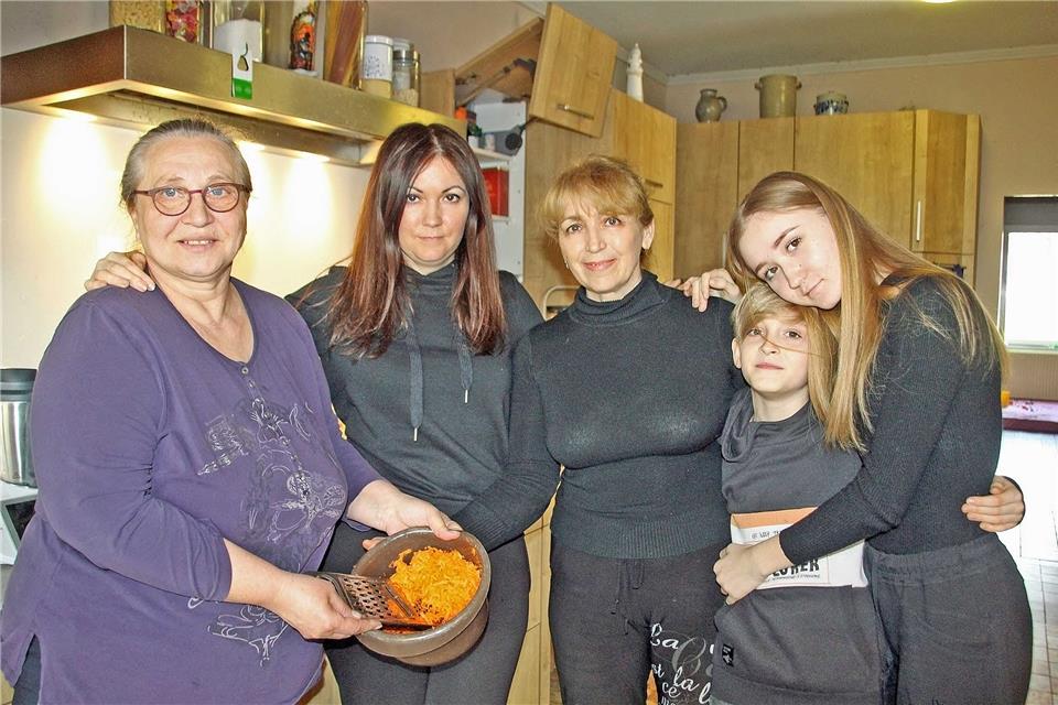 Gemeinsames Kochen in Erle (v. l.): Nathalie Oesing, Olesia, Larisa, Wanja und Mascha. Viele Flüchtlinge kommen privat unter.