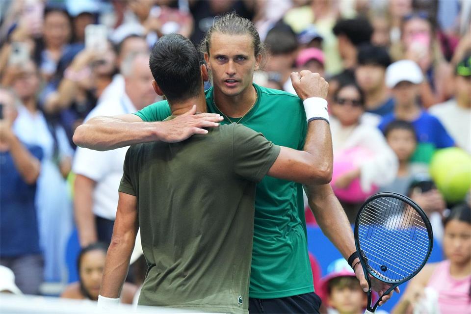 Gemeinsames Training bei den US Open: Alexander Zverev (r) und Novak Djokovic.Frank Franklin II/AP/dpa