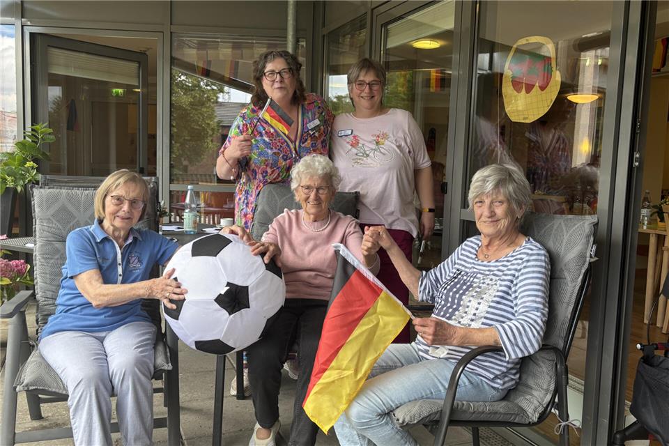 Gemeinschaftliche Freude: Sowohl die Betreuungskräfte Kirsten Scherle (hinten links) und Sandra Janzen (hinten rechts), als auch die Seniorinnen Ruth Brockmeyer, Gisela Adams und Sybille Heinen (von links nach rechts) sind begeistert von der WM-Aktion.