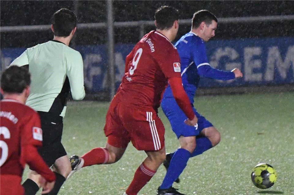 Gemens Florian Girnth (am Ball) vergab beim Test in Dingden kurz nach der Pause die Chance zum möglichen Führungstreffer.