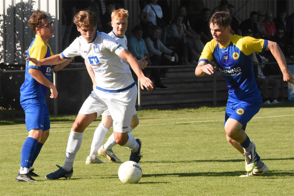 Gemens Kapitän Kevin Miller setzt sich in diesem Zweikampf gegen den Weseker Florian Gehling durch.