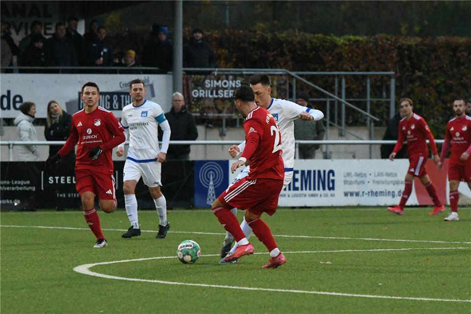 Gemens Sturmspitze Tim Bröcking (rechts) blieb bei der deftigen 0:4-Heimniederlage gegen RW Deuten stumpf. Kapitän Florian Girnth (im Hintergrund) sah bereits nach 44 Minuten die Ampelkarte.