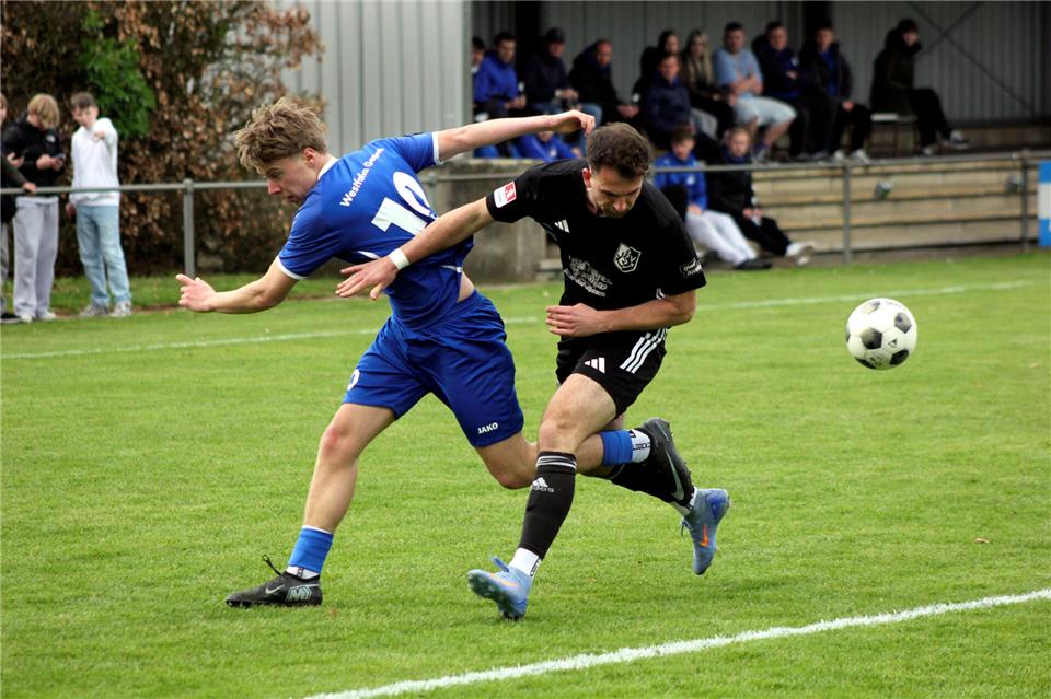 Gemens Youngster Joris Keizers (links) trieb wie gewohnt das Spiel im Mittelfeld an. In den Zweikämpfen zogen er und seine Teamkollegen jedoch allzu oft den Kürzeren gegen die stabile Ibbenbürener Abwehrreihe.