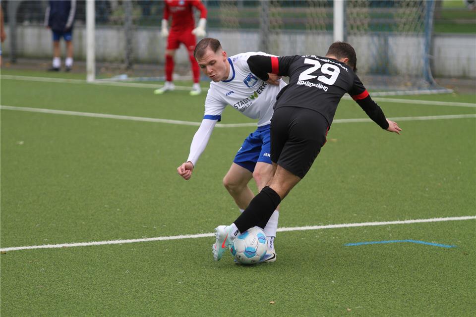 Gemens linker Mittelfeldmann Fynn Borremans (links) stoppt Burgsteinfurts Rafael Branquinho