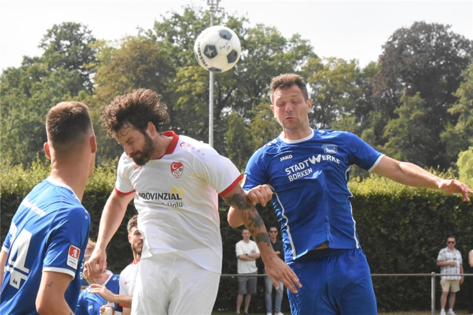 Gemens spielender Co-Trainer Tim Winking (rechts) war gegen Ahlen fast nur mit Defensivaufgaben beschäftigt. Vorstöße in den gegnerischen Strafraum wie in dieser Szene blieben während der gesamten 90 Minuten Mangelware.