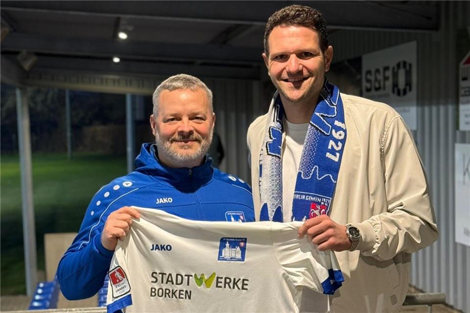 Gemens sportlicher Leiter Sven Stege (links) mit Tim Winking, der im Sommer vom Oberligisten Spvg Schonnebeck an die Jugendburg wechselt..