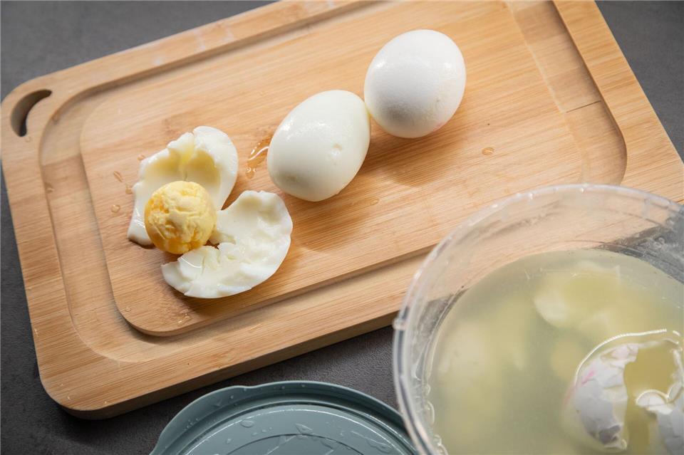 Gemischtes Fazit: Ein Ei ist kaputt, eins komplett geschält, und eins mit völlig intakter Schale.Christin Klose/dpa-tmn