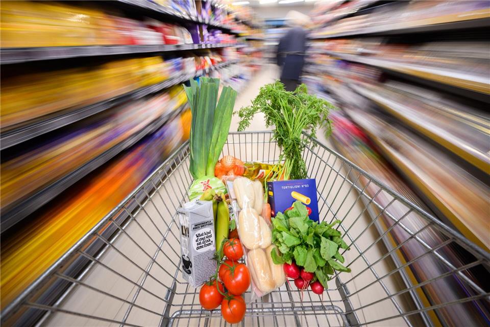 Gemüse, Fleisch, Milchprodukte: Bei hohen Temperaturen verderben Lebensmittel schneller und sollten zügig verbraucht werden.picture alliance/dpa