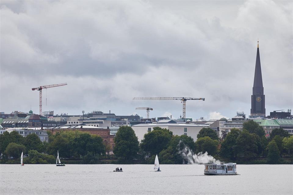 Gemütlich geht anders: Das Wetter in Hamburg und Schleswig-Holstein bringt Regen und Gewitter. (Archivbild)Georg Wendt/dpa