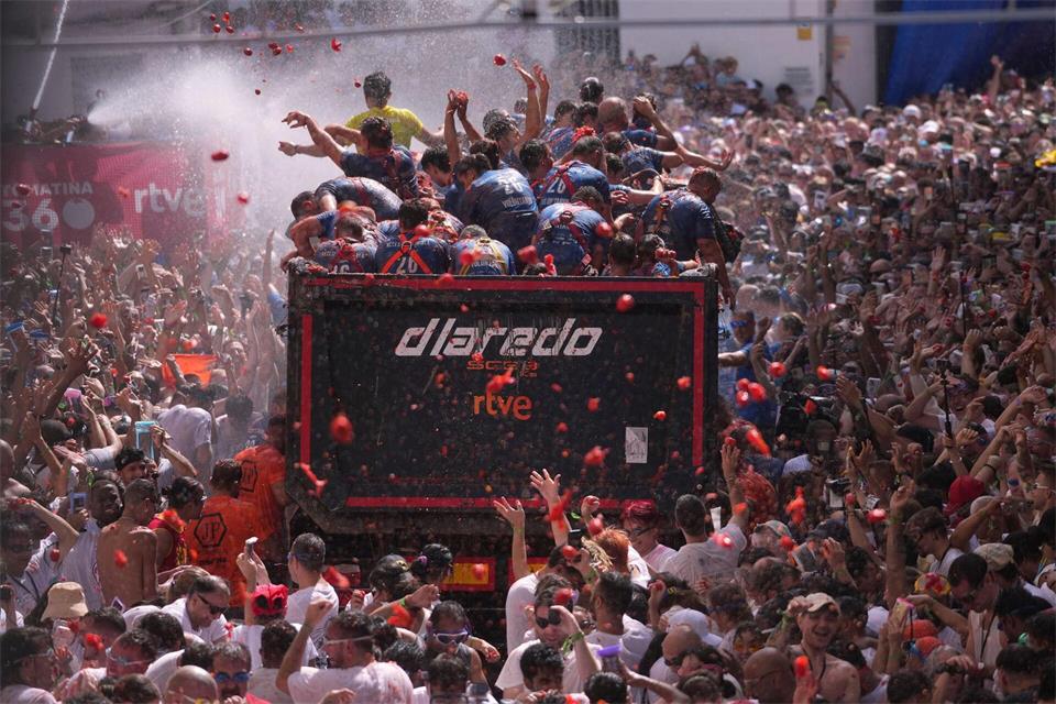 Genau eine Stunde lang sind die normalen Regeln in der spanischen Kleinstadt Buñol während der „La Tomatina“ außer Kraft gesetzt und man darf wildfremden Menschen eine matschige Tomate ins Gesicht klatschen. Alberto Saiz/AP/dpa