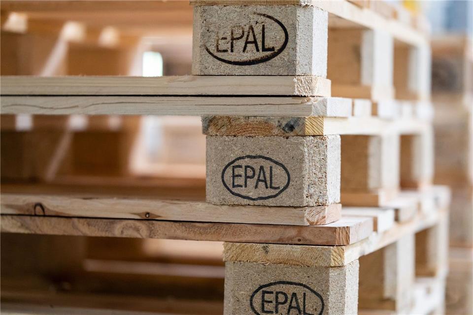 Genau hinsehen, um Betrügern nicht auf den Leim zu gehen: Steht auf der Palette „EPAL“, handelt es sich um eine lizenzierte Europalette.picture alliance/dpa
