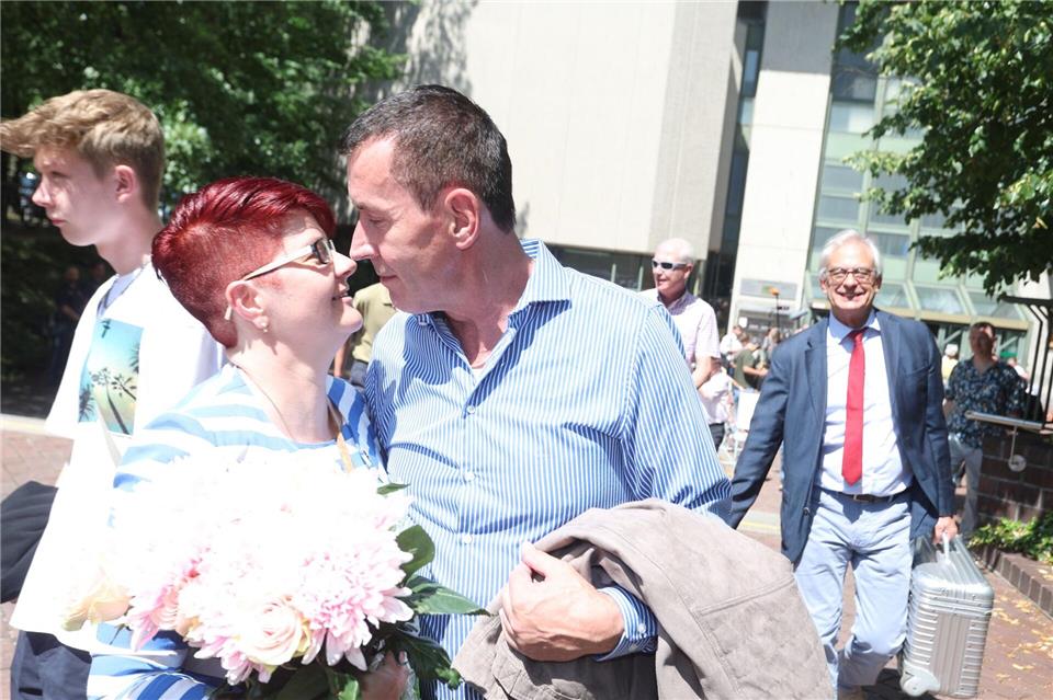 Genditzki mit seiner Frau nach seinem Freispruch (Archiv). Karl-Josef Hildenbrand/dpa