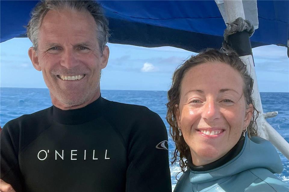 Gene Flipse und Catherine Cushenan führen die Expeditionsteilnehmer zu den Walen.Manuel Meyer/dpa-tmn