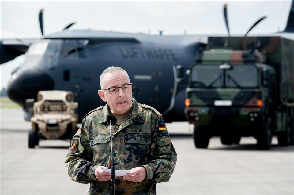 General Carsten Breuer sagte, Soldatinnen und Soldaten übten jeden Tag den Umgang mit Drohnen. Hauke-Christian Dittrich/dpa